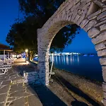 Ξενοδοχείο με διαμερίσματα Ostria & Αλυκή